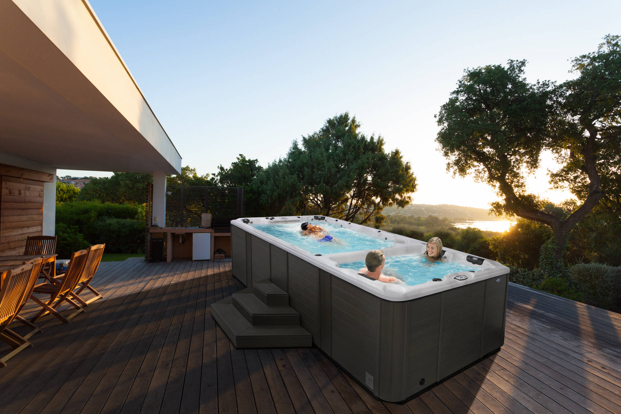 Cal Spas Swim Spa egy naplementés teraszon