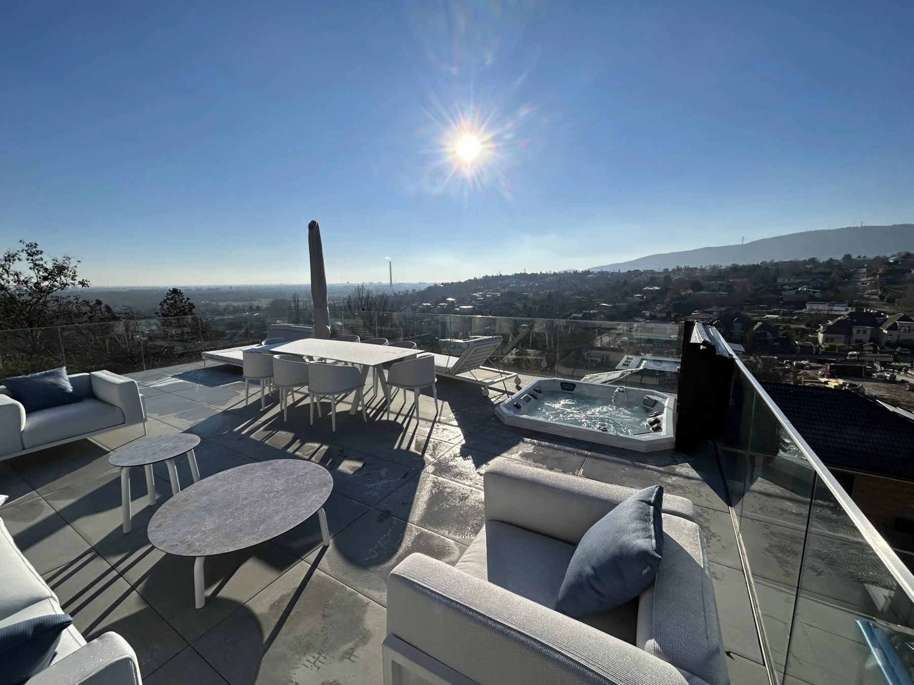 Relax Max Spa referencia: masszázsmedence egy panorámás teraszon
