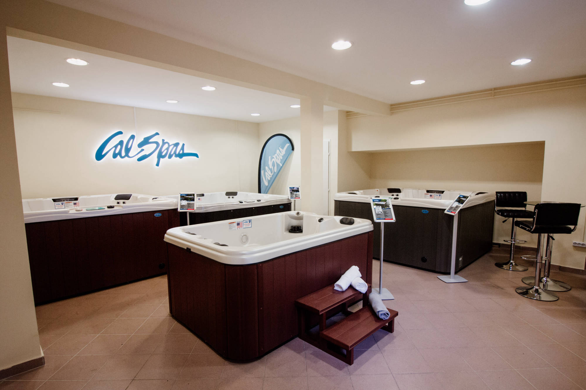 A Relax Max Spa saját óbudai bemutatóterme, Cal Spas masszázsmedencékkel