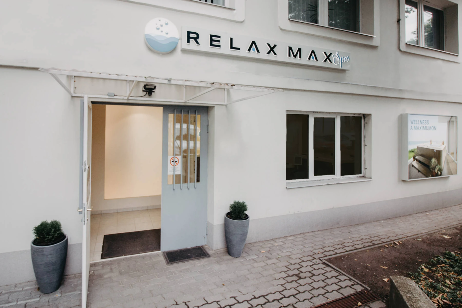 Relax Max Spa felirat a Reményi Ede utcai valódi bejárat felett